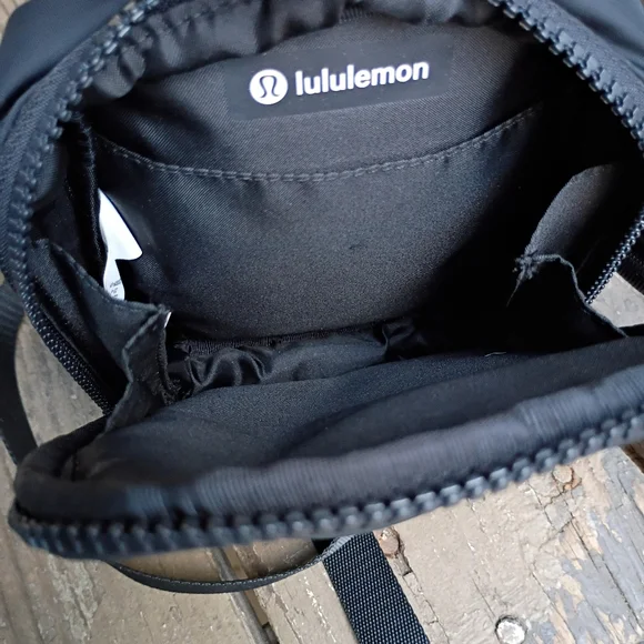 Lululemon Black Easy Access Crossbody Unisex - Picture 4 of 7